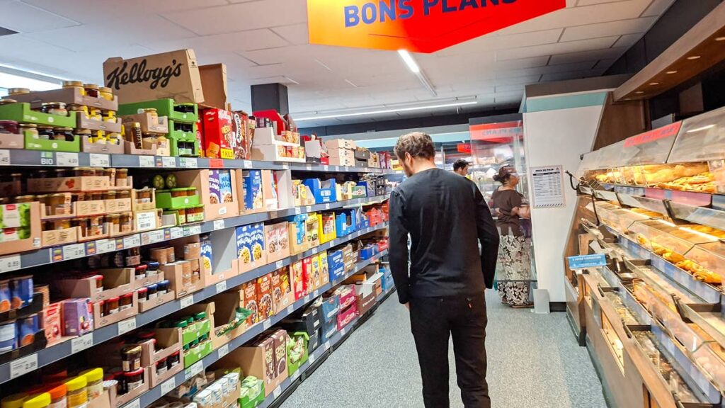 Grocery store chain using a disturbing technology to prevent theft